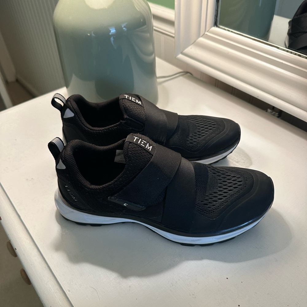 Women’s TIEM Slipstream Performance Cycling Shoes *WITH CLEATS* Size 9.5